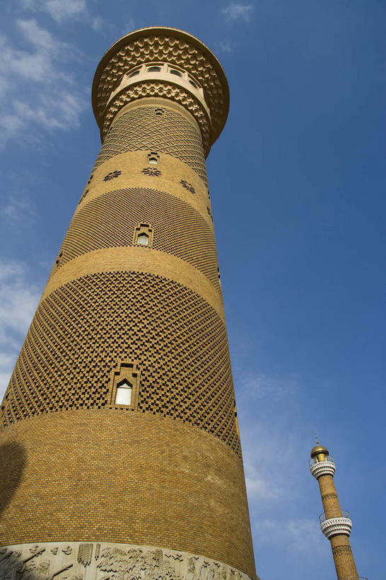 无人,栏杆,竖图,室外,白天,仰视,度假,美景,窗户,城市风光,城市,中国,亚洲,阴影,光线,影子,墙,景观,云,云朵,围栏,云彩,娱乐,护栏,玻璃窗,墙壁,墙面,蓝色,白云,蓝天,天空,阳光,天,享受,休闲,景色,放松,晴朗,东亚,乌鲁木齐,新疆,国际大巴扎,首府,中华人民共和国,乌鲁木齐市,新疆维吾尔自治区,西北地区,大巴扎,亚洲人,印度人,晴空,彩图,低角度拍摄,二道桥,二道桥商业圈,天山区,新疆国际大巴扎,新