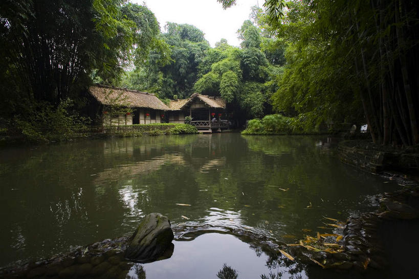 无人,家,横图,室外,白天,正面,旅游,度假,湖,湖泊,树林,水,植物,窗户,标志建筑,地标,建筑,中国,亚洲,阴影,反射,影子,房屋,墙,屋顶,屋子,湖面,水流,水面,顶棚,娱乐,建设,楼房,玻璃窗,墙壁,墙面,住宅,树,树木,绿色,倒影,天空,自然,湖水,天,享受,休闲,旅游胜地,放松,四川省,生长,成长,倒映,东亚,四川,成都,成都市,中华人民共和国,省会,西南地区,川,反照,杜甫草堂,杜甫草堂博物馆,工部草堂,浣花草堂,少陵草堂,彩图,房子