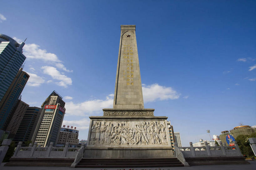 无人,公园,高楼大厦,栏杆,横图,室外,白天,仰视,度假,美景,城市风光,城市,大厦,建筑,摩天大楼,雕塑,中国,亚洲,许多,阴影,艺术,装饰,光线,雕刻,雕像,影子,景观,云,云朵,纪念碑,围栏,很多,云彩,娱乐,护栏,石雕,石刻,蓝色,白云,蓝天,天空,阳光,石碑,工艺品,天,享受,休闲,景色,放松,晴朗,纪念,美术,主题,陈列,东亚,乌鲁木齐,新疆,首府,中华人民共和国,功能,美学,乌鲁木齐市,新疆维吾尔自治区,西北地区,晴空,彩图,低角度拍摄,大楼,高层建筑,高楼,摩天楼,天山区,新,同乐公园,乌鲁木齐人民公园,西公园