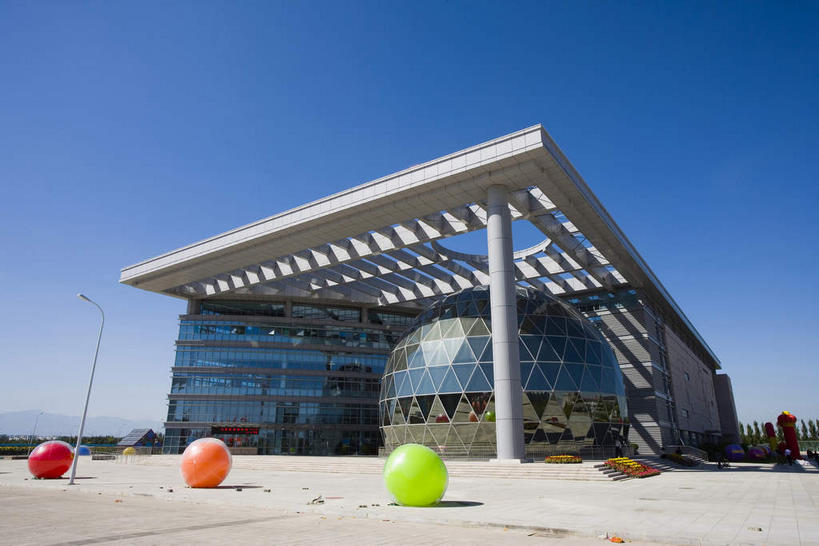 无人,横图,室外,白天,仰视,旅游,度假,技术,窗户,落地窗,标志建筑,地标,建筑,中国,亚洲,一排,许多,阴影,研究,整齐,并列,并排,光线,科学,影子,很多,教育,娱乐,建设,玻璃窗,架子,排列,蓝色,蓝天,天空,阳光,天,享受,休闲,旅游胜地,放松,晴朗,展览,支撑,固定,队列,欣赏,科技馆,平行,陈列,玻璃幕墙,东亚,宁夏,银川,万里无云,首府,中华人民共和国,西北地区,银川市,宁夏回族自治区,宁,晴空,晴空万里,彩图,低角度拍摄,科学技术馆,宁夏科技馆