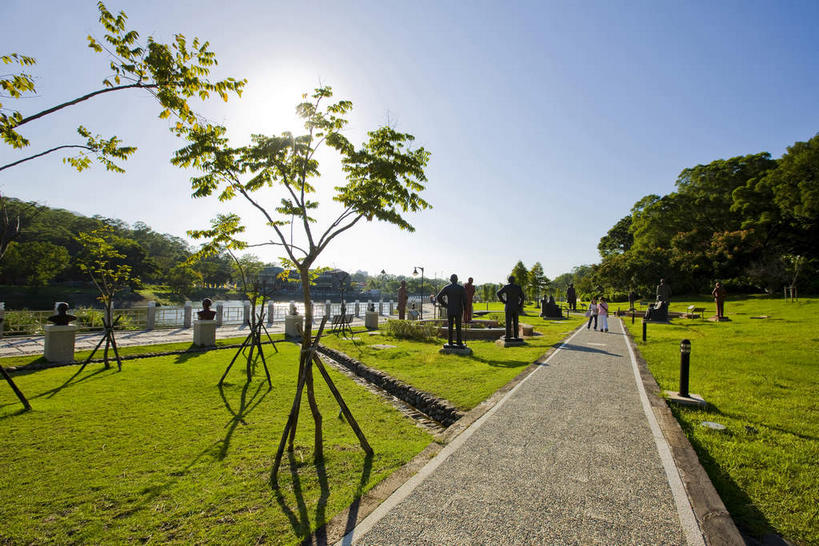 东方人,一个人,无人,站,坐,横图,室外,白天,正面,度假,草地,草坪,美景,植物,城市风光,城市,道路,路,椅子,雕塑,台湾,中国,亚洲,仅一个男性,仅一个人,一排,许多,阴影,服装,艺术,整齐,装饰,并列,并排,光线,雕刻,雕像,影子,木椅,景观,小路,交通,很多,黄种人,娱乐,草,树,树木,排列,衣服,蓝色,绿色,蓝天,天空,阳光,自然,工艺品,天,站着,仅一个老年男性,享受,休闲,景色,放松,服饰,生长,晴朗,成长,纪念,美术,蒋介石,衣着,总统,穿着,队列,主题,平行,陈列,东亚,桃园县,万里无云,港澳台,中华人民共和国,功能,美学,台湾省,衣饰,老年男性,男人,男性,亚洲人,晴空,晴空万里,站立,坐着,彩图,全身,桃园,校长,台,委员长,志清,瑞元,蒋中正