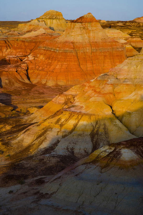 无人,竖图,室外,白天,正面,旅游,度假,石头,美景,山,山脉,峡谷,中国,亚洲,阴影,光线,纹路,石子,纹理,影子,景观,山峰,悬崖,山谷,山峦,娱乐,蓝色,蓝天,天空,阳光,自然,群山,天,享受,休闲,景色,放松,晴朗,岩层,自然风光,东亚,新疆,万里无云,肌理,中华人民共和国,绝壁,新疆维吾尔自治区,西北地区,石块,岩石,晴空,晴空万里,彩图,准噶尔,准噶尔盆地,新,五彩湾,准噶尔盆地五彩城