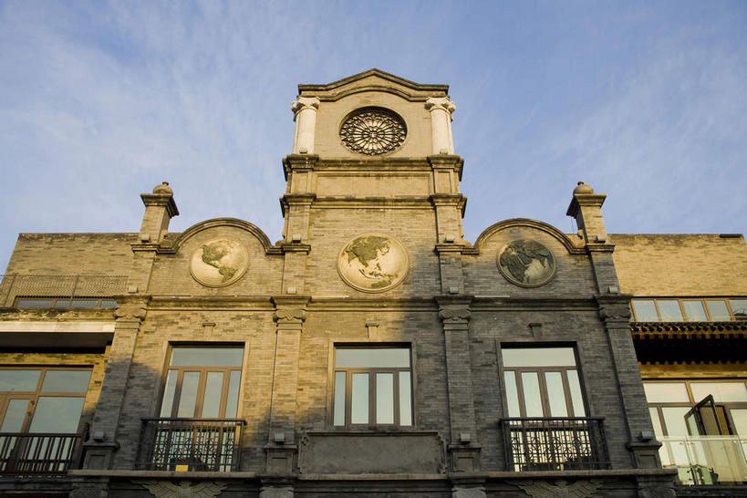 无人,家,横图,室外,白天,仰视,旅游,度假,建材,名胜古迹,床,标志建筑,地标,建筑,北京,中国,亚洲,阴影,遗迹,时间,光线,纹路,材料,时钟,纹理,影子,砖,砖块,房屋,墙,屋子,云,云朵,钟楼,床单,首都,计时,云彩,古迹,文物,娱乐,被子,建设,古建筑,楼房,墙壁,墙面,住宅,蓝色,白云,蓝天,天空,阳光,钟表,天,享受,休闲,表,砖头,旅游胜地,放松,建造,单人床,晴朗,被单,古文明,东亚,肌理,中华人民共和国,北京市,京,北平,华北地区,西城区,塔钟,钟,石料,晴空,彩图,低角度拍摄,房子,砌墙砖,大栅栏,大栅栏街