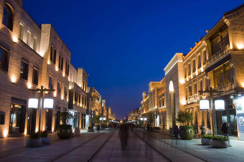 无人,家,商店,横图,室外,夜晚,仰视,度假,美景,城市风光,城市,道路,路,公路,北京,中国,亚洲,阴影,光线,瓦片,影子,房屋,屋檐,屋子,景观,灯光,分界线,停车线,交通,首都,娱乐,商铺,楼房,檐,住宅,享受,休闲,景色,放松,车行道,车行道分界线,标线,东亚,车行线,中华人民共和国,北京市,京,北平,华北地区,西城区,市肆,商号,马路,彩图,低角度拍摄,房子,店铺,大栅栏,大栅栏街