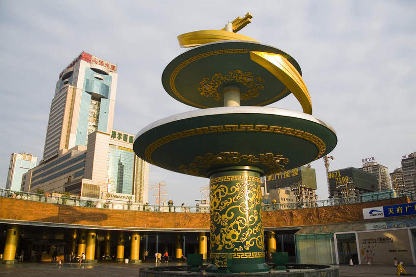 无人,家,高楼大厦,横图,室外,白天,仰视,旅游,度假,标志建筑,大厦,道路,地标,建筑,路,摩天大楼,雕塑,中国,亚洲,艺术,装饰,纹路,雕刻,雕像,纹理,房屋,屋子,乌云,云,阴天,云朵,小路,交通,云彩,娱乐,建设,楼房,住宅,天空,工艺品,天,享受,休闲,旅游胜地,放松,四川省,纪念,美术,昏暗,阴沉,主题,陈列,东亚,四川,成都,成都市,肌理,中华人民共和国,省会,西南地区,功能,美学,川,彩图,低角度拍摄,房子,大楼,高层建筑,高楼,摩天楼,天府广场