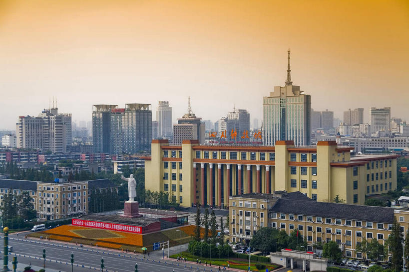 无人,家,高楼大厦,横图,俯视,室外,白天,旅游,度假,日落,植物,标志建筑,大厦,道路,地标,建筑,路,摩天大楼,公路,中国,亚洲,房屋,屋子,晚霞,霞光,落日,分界线,停车线,交通,娱乐,建设,楼房,住宅,树,树木,绿色,自然,黄昏,享受,休闲,旅游胜地,彩霞,放松,四川省,生长,成长,车行道,车行道分界线,标线,东亚,车行线,四川,成都,成都市,中华人民共和国,省会,西南地区,川,夕照,薄暮,夕阳,马路,彩图,高角度拍摄,傍晚,房子,大楼,高层建筑,高楼,摩天楼,斜阳,天府广场