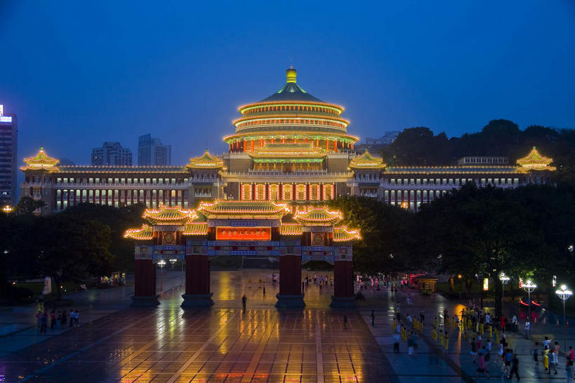 无人,家,横图,室外,夜晚,正面,旅游,度假,植物,标志建筑,道路,地标,建筑,路,重庆,中国,亚洲,阴影,光线,瓦片,影子,柱子,房屋,屋檐,屋子,小路,灯光,交通,娱乐,建设,楼房,檐,住宅,树,树木,绿色,倒影,自然,享受,休闲,旅游胜地,放松,生长,成长,倒映,东亚,渝中区,中华人民共和国,西南地区,重庆市,渝,反照,彩图,房子,重庆人民大礼堂