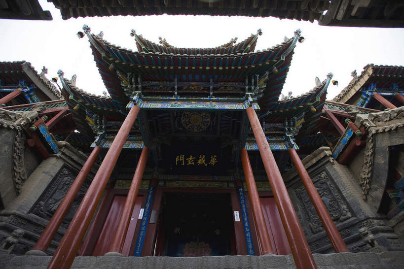 无人,寺庙,横图,室外,白天,仰视,旅游,度假,名胜古迹,标志建筑,地标,建筑,雕塑,中国,亚洲,阴影,节日,遗迹,艺术,装饰,光线,标志,雕刻,牌匾,瓦片,文字,影子,柱子,字符,屋檐,燃烧,古迹,文化,文物,娱乐,标识,建设,古建筑,檐,红色,天空,阳光,香火,工艺品,庙宇,天,祈祷,享受,休闲,健康,汉字,旅游胜地,放松,许愿,宗教,信仰,纪念,祈求,美术,中文,主题,陈列,古文明,东亚,宁夏,高庙,中卫,中华人民共和国,功能,美学,国文,华文,西北地区,宁夏回族自治区,宁,中卫市,平安,彩图,低角度拍摄,庙,寺,飞檐