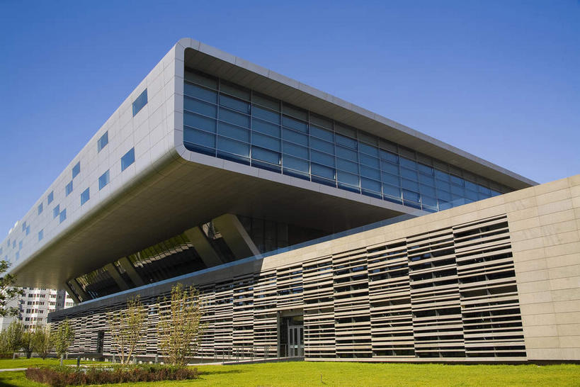 无人,高楼大厦,横图,室外,白天,仰视,度假,办公楼,草地,草坪,美景,树林,植物,窗户,城市风光,城市,大厦,建筑,路灯,摩天大楼,写字楼,照明,北京,中国,亚洲,一排,许多,阴影,整齐,光线,影子,墙,景观,灯光,首都,很多,娱乐,玻璃窗,墙壁,墙面,灯,草,树,树木,排列,蓝色,绿色,蓝天,天空,阳光,自然,楼宇,天,享受,休闲,商务楼,景色,放松,生长,晴朗,成长,照亮,照明设备,队列,东亚,海淀区,中关村,万里无云,中华人民共和国,北京市,京,北平,华北地区,晴空,晴空万里,彩图,低角度拍摄,大楼,高层建筑,高楼,摩天楼,中国国家图书馆,北京图书馆,中关村大街,中关村南大街,中国国家图书馆新馆