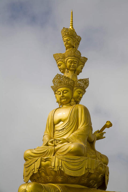 东方人,一个人,无人,坐,闭眼,盘腿,竖图,室外,白天,仰视,旅游,度假,幸福,名胜古迹,标志建筑,地标,建筑,帽子,玉,雕塑,峨眉山,中国,亚洲,仅一个男性,仅一个人,握,阴影,节日,遗迹,艺术,装饰,光线,雕刻,雕像,影子,云,云朵,拿,云彩,拿着,黄种人,古迹,文化,文物,娱乐,建设,古建筑,金顶,装饰品,仅一个年轻男性,一个,蓝色,白云,蓝天,天空,阳光,耳环,饰品,首饰,工艺品,天,祈祷,享受,休闲,健康,金色,旅游胜地,放松,握着,许愿,宗教,奢侈品,佛教,信仰,四川省,晴朗,单个,纪念,祈求,玉器,美术,吉祥,贵重,珍贵,主题,陈列,玉石,古文明,东亚,菩萨,四川,袈裟,如意,中华人民共和国,西南地区,功能,美学,川,耳饰,释教,法衣,宝贵,平安,男人,男性,年轻男性,亚洲人,晴空,闭眼睛,闭着眼,闭着眼睛,盘腿而坐,盘膝,盘着腿的,盘着腿坐,双腿交叉,坐着,彩图,低角度拍摄,全身,峨眉,峨眉山金顶,峨眉山市,玉如意,加沙,迦逻沙曳,迦沙,袈裟野,莲服,僧衣,金顶十方普贤像,十方普贤菩萨,遍吉菩萨摩诃萨,华严三圣,普贤菩萨,三曼多跋陀罗