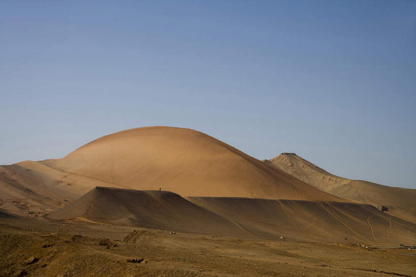 无人,横图,室外,白天,正面,旅游,度假,沙漠,标志建筑,地标,建筑,中国,亚洲,阴影,光线,影子,沙丘,娱乐,建设,蓝色,蓝天,天空,阳光,天,享受,休闲,墓地,旅游胜地,放松,晴朗,坟墓,陵墓,坟场,东亚,吐鲁番,新疆,万里无云,中华人民共和国,新疆维吾尔自治区,西北地区,大漠,砂漠,晴空,晴空万里,彩图,火洲,吐鲁番地区,新,阿斯塔那古墓群