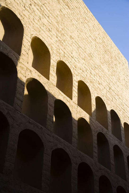 无人,竖图,室外,白天,仰视,旅游,度假,名胜古迹,窗户,标志建筑,地标,建筑,中国,亚洲,一排,许多,阴影,遗迹,光线,影子,墙,很多,古迹,文物,娱乐,建设,古建筑,玻璃窗,墙壁,墙面,排列,蓝色,蓝天,天空,阳光,天,享受,休闲,旅游胜地,放松,晴朗,队列,古文明,东亚,吐鲁番,新疆,万里无云,中华人民共和国,新疆维吾尔自治区,西北地区,高昌,高昌故城,晴空,晴空万里,彩图,低角度拍摄,火洲,吐鲁番地区,新