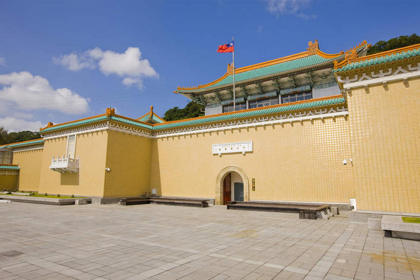 无人,博物馆,横图,室外,白天,仰视,旅游,度假,树林,植物,标志建筑,道路,地标,建筑,路,旗帜,台湾,中国,亚洲,一面,吊挂,悬挂,阴影,研究,光线,旗杆,影子,墙,屋顶,云,云朵,拱门,小路,交通,教育,挂,云彩,顶棚,娱乐,旗子,建设,墙壁,墙面,石板路,树,树木,黄色,红色,蓝色,绿色,白云,蓝天,天空,阳光,自然,天,享受,休闲,旅游胜地,放松,生长,晴朗,成长,展览,欣赏,陈列,东亚,台北,港澳台,中华人民共和国,省会,旗号,台北市,台湾省,典藏,士林,士林区,台北故宫博物院,外双溪,中山博物院,晴空,彩图,低角度拍摄,台,国立故宫博物院,台北故宫
