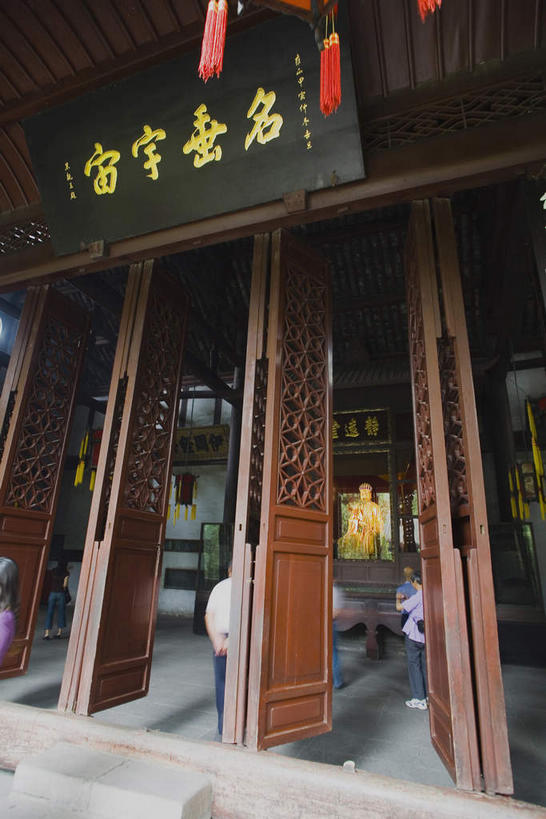 东方人,站,竖图,室外,白天,仰视,旅游,度假,门,标志建筑,地标,建筑,照明,雕塑,中国,亚洲,一块,行人,游客,游人,吊挂,悬挂,阴影,服装,艺术,装饰,反射,标志,灯笼,雕刻,雕像,牌匾,文字,影子,纸灯笼,字符,墙,许多人,挂,注视,休闲装,黄种人,文化,娱乐,标识,建设,路人,旅客,墙壁,墙面,衣服,红色,工艺品,灯具,门框,观察,看,站着,一群人,享受,休闲,休闲服,汉字,旅游胜地,放松,服饰,祠堂,四川省,观看,纪念,照亮,美术,察看,照明设备,关注,中文,主题,陈列,祠庙,东亚,四川,成都,成都市,中华人民共和国,省会,西南地区,功能,美学,国文,华文,川,武侯祠,过客,男人,男性,年轻男性,年轻女性,女人,女性,亚洲人,站立,半身,彩图,低角度拍摄,君臣合祀祠庙