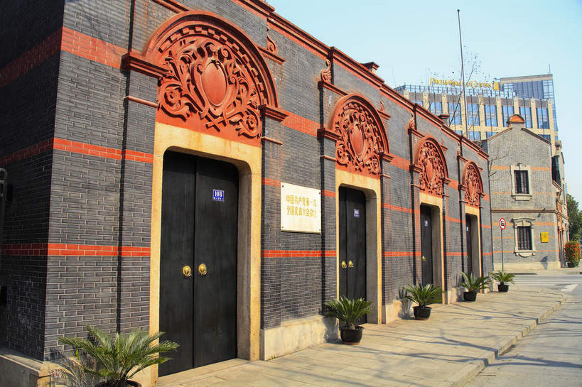 无人,家,横图,室外,白天,正面,旅游,度假,建材,植物,门,标志建筑,地标,建筑,上海,中国,亚洲,一排,许多,阴影,整齐,光线,纹路,材料,盆栽,纹理,影子,砖,砖块,房屋,墙,屋子,盆景,很多,娱乐,建设,楼房,墙壁,墙面,住宅,排列,蓝色,绿色,蓝天,天空,阳光,自然,门框,天,享受,休闲,砖头,旅游胜地,放松,建造,生长,晴朗,成长,申,队列,黄浦区,东亚,黄陂南路,中共一大会址,上海市,万里无云,肌理,中华人民共和国,沪,华东地区,石料,晴空,晴空万里,彩图,房子,砌墙砖,中国共产党第一次全国代表大会会址