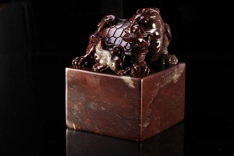 无人,横图,俯视,室内,特写,白天,静物,玉,雕塑,黑色背景,艺术,装饰,纹路,雕刻,雕像,纹理,褐色,一个,工艺品,摄影,奢侈品,影棚,单个,纪念,玉器,美术,贵重,珍贵,摄影棚,主题,陈列,玉石,肌理,功能,美学,宝贵,彩图,高角度拍摄,影棚拍摄,拍摄,玉玺,官印,玺,印叫玺,国玺