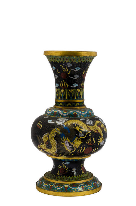 无人,竖图,室内,特写,白天,白色背景,正面,静物,花瓶,珐琅,装饰,纹路,纹理,陶瓷,陶瓷制品,一个,瓶子,摄影,影棚,单个,华丽,修饰,点缀,摄影棚,肌理,衬托,美观,雅致,雅观,搪瓷,景泰蓝,彩图,影棚拍摄,拍摄