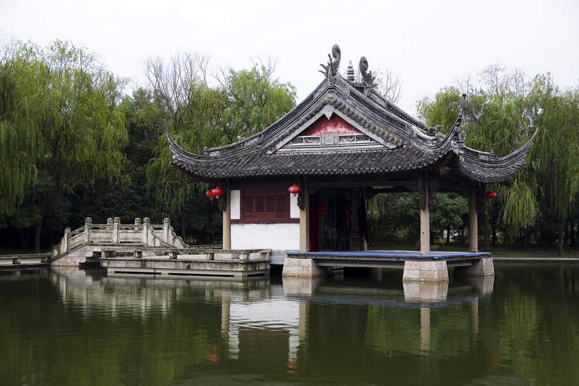 无人,栏杆,横图,室外,白天,正面,旅游,度假,湖,湖泊,名胜古迹,水,植物,标志建筑,地标,建筑,桥梁,中国,亚洲,阴影,遗迹,光线,瓦片,影子,亭子,屋顶,屋檐,湖面,水流,水面,围栏,桥,顶棚,古迹,文物,娱乐,建设,古建筑,石桥,浙江,护栏,檐,拱桥,树,树木,浙江省,绿色,倒影,天空,阳光,自然,凉亭,湖水,天,享受,休闲,旅游胜地,放松,拱形,生长,成长,人行桥,石拱桥,倒映,古文明,东亚,绍兴,柯岩,中华人民共和国,华东地区,浙,绍兴市,反照,彩图,柯岩风景区,绍兴柯岩风景区