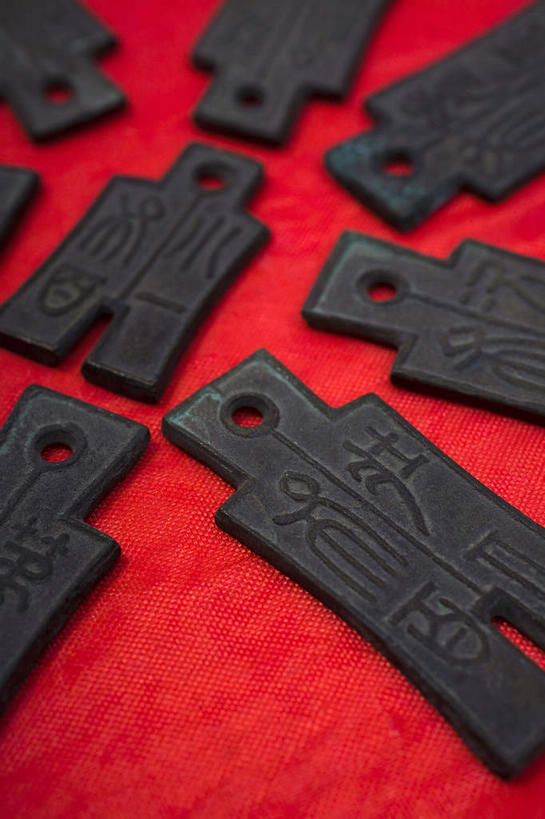 无人,竖图,俯视,室内,特写,白天,钱,静物,许多,红色背景,钱币,很多,历史,文化,排列,金融,摄影,铜币,影棚,经济,流通,贸易,摆列,货币,现金,彩图,高角度拍摄,影棚拍摄,拍摄,古钱币,布列,分列,布币,铲布,空首布