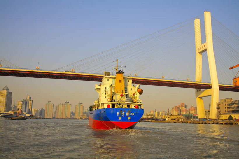 无人,栏杆,码头,横图,室外,白天,仰视,旅游,度假,技术,河流,日落,水,标志建筑,大桥,地标,港口,建筑,轮船,桥梁,船,上海,中国,亚洲,一艘,波纹,飞溅,溅,液体,河水,水滴,水流,晚霞,霞光,落日,围栏,斜拉桥,桥,娱乐,设备,建设,黄浦江,浦东,护栏,水珠,施工,水纹,黄昏,船尾波,交通工具,波浪,享受,休闲,机械,起重机,旅游胜地,彩霞,放松,吊机,申,工程,喷洒,载具,南浦大桥,黄浦区,浦东新区,东亚,上海市,游艇码头,中华人民共和国,沪,华东地区,夕照,薄暮,斜张桥,夕阳,彩图,低角度拍摄,傍晚,摆渡口,埠头,渡口,渡头,港湾,海港,口岸,春申江,斜阳