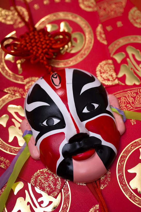 无人,竖图,俯视,室内,特写,白天,静物,风俗,艺术,民俗,标志,面具,文字,字符,手工艺品,文化,标识,一个,红色,白色,黑色,脸谱,工艺品,中国结,金色,汉字,恭喜,红包,单个,高雅,中国文化,中文,祝贺,饰物,祝愿,京剧,戏曲,国粹,皮黄,自信心,品位,国文,华文,民风,习气,习惯,红封包,彩图,高角度拍摄,国剧,京戏,平剧,中国戏曲,京剧脸谱,传统文化