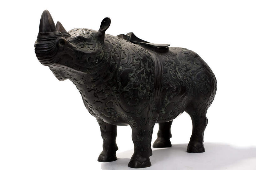 无人,站,横图,室内,特写,白天,白色背景,侧面,野生动物,静物,金属制品,雕塑,一头,阴影,艺术,装饰,反射,金属,雕刻,雕像,影子,古典,文化,文物,一个,动物,工艺品,站着,摄影,影棚,单个,古董,纪念,美术,古物,摄影棚,主题,凶猛,陈列,古玩,青铜,功能,美学,青铜器,残暴,凶残,犀牛,站立,彩图,全身,影棚拍摄,拍摄,青铜制品,错金银云纹青铜犀尊,错金银云纹犀尊