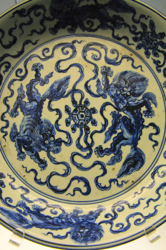 无人,竖图,室外,特写,白天,正面,幸福,静物,餐具,阴影,反射,纹路,碟子,盘,纹理,影子,陶瓷,陶瓷制品,古典,文化,文物,一个,蓝色,白色,盘子,工艺品,碟,两只,单个,古董,麒麟,吉祥,古物,古玩,肌理,长寿,灵兽,太平,彩图,祥兽