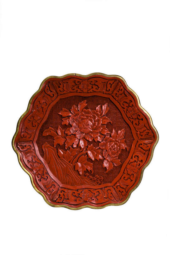 无人,竖图,室内,特写,白天,白色背景,正面,绘画,装修,牡丹花,静物,餐具,工艺美术品,漆器,雕塑,艺术,装饰,盛开,木制,材料,雕刻,雕像,碟子,浮雕,盘,艺术品,古典,花蕾,文化,文物,装潢,花,花瓣,花朵,鲜花,红色,盘子,木制品,工艺品,碟,花苞,花蕊,摄影,影棚,古董,纪念,工艺,保护,涂料,美术,富贵,古物,摄影棚,主题,陈列,古玩,鼠姑,鹿韭,白茸,百雨金,功能,美学,浓情,圆满,富贵花,洛阳花,牡丹,木芍药,芍药,画画,彩图,影棚拍摄,拍摄,浅浮雕,凡立水,绝缘漆,清漆