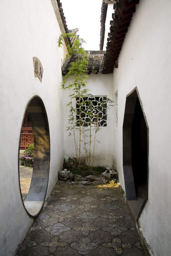 无人,竖图,室外,白天,正面,旅游,度假,植物,窗户,门,标志建筑,道路,地标,建筑,路,中国,亚洲,阴影,光线,瓦片,影子,墙,屋檐,小路,小巷,交通,娱乐,建设,江苏,苏州,弄堂,檐,玻璃窗,墙壁,墙面,石板路,树,树木,巷子,绿色,白色,天空,阳光,自然,门框,天,享受,休闲,旅游胜地,放松,生长,成长,东亚,江苏省,苏州市,中华人民共和国,华东地区,苏,阊门,姑苏区,留园,彩图,姑苏,吴门