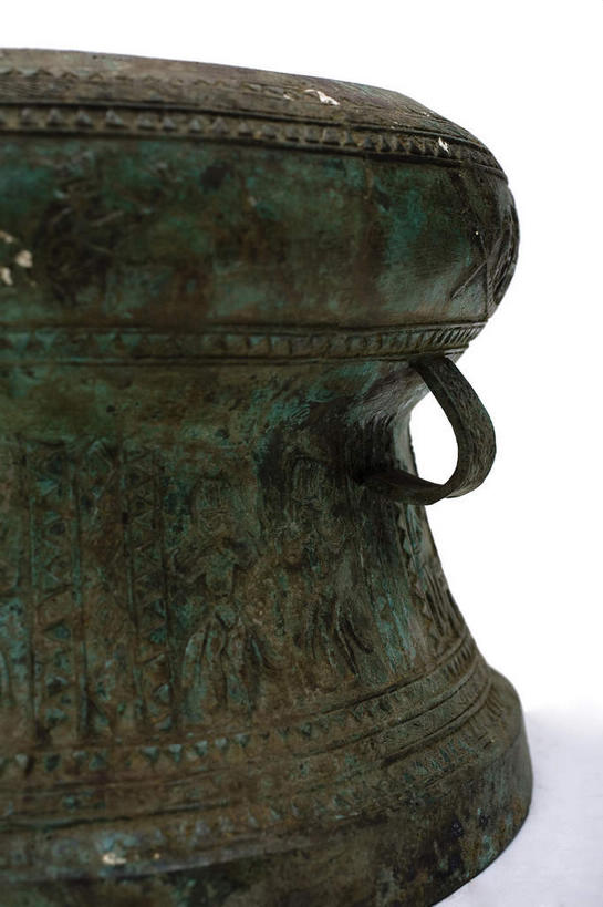 无人,竖图,室内,特写,白天,白色背景,正面,静物,金属制品,阴影,生锈,反射,纹路,金属,纹理,影子,鼓,乐器,古典,文化,文物,工艺品,摄影,影棚,古董,打击乐器,腐蚀,侵蚀,古物,摄影棚,古玩,肌理,青铜,青铜器,腐化,锈迹斑斑,彩图,影棚拍摄,拍摄,青铜制品,铜鼓