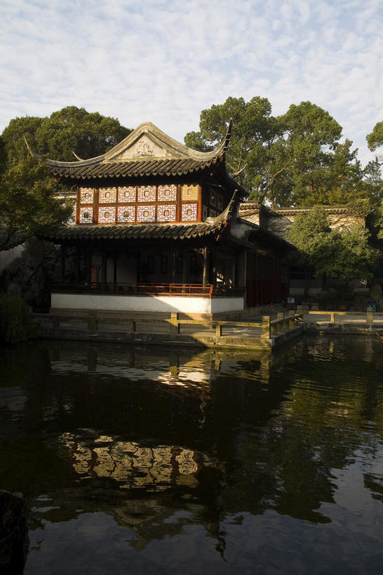 无人,家,栏杆,竖图,室外,白天,正面,旅游,度假,湖,湖泊,树林,水,植物,窗户,标志建筑,地标,建筑,中国,亚洲,阴影,光线,影子,房屋,墙,屋顶,屋子,湖面,水流,水面,云,云朵,围栏,云彩,顶棚,娱乐,建设,江苏,苏州,护栏,楼房,玻璃窗,墙壁,墙面,住宅,树,树木,蓝色,绿色,白云,倒影,蓝天,天空,阳光,自然,湖水,天,享受,休闲,旅游胜地,放松,生长,晴朗,成长,倒映,东亚,江苏省,苏州市,中华人民共和国,华东地区,苏,反照,阊门,姑苏区,留园,晴空,彩图,房子,姑苏,吴门