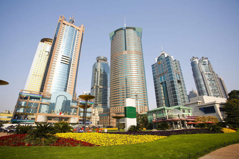 无人,高楼大厦,栏杆,横图,室外,白天,仰视,度假,草地,美景,树林,植物,窗户,落地窗,城市风光,城市,大厦,道路,建筑,路,摩天大楼,上海,中国,亚洲,一排,许多,阴影,整齐,并列,并排,盛开,光线,影子,景观,围栏,小路,交通,很多,花蕾,娱乐,建设,浦东,护栏,玻璃窗,草,花,花瓣,花朵,鲜花,树,树木,排列,蓝色,绿色,蓝天,天空,阳光,自然,天,花苞,花蕊,享受,休闲,景色,放松,生长,晴朗,成长,申,队列,平行,玻璃幕墙,金融中心,陆家嘴,陆家嘴金融贸易区,浦东新区,东亚,华能联合大厦,上海市,万里无云,中华人民共和国,沪,华东地区,晴空,晴空万里,彩图,低角度拍摄,大楼,高层建筑,高楼,摩天楼