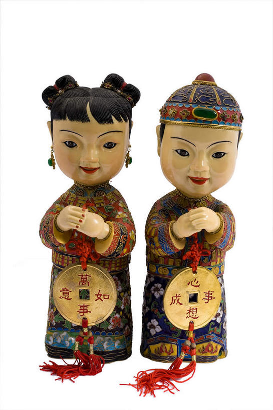 东方人,儿童,无人,两个人,站,笑,微笑,露齿笑,竖图,室内,特写,白天,白色背景,正面,民族服装,纯洁,静物,帽子,珐琅,雕塑,亚洲,艺术,装饰,雕刻,雕像,祝福,注视,黄种人,两个,小孩,工艺品,观察,看,手势,站着,恭喜,可爱,童年,童趣,摄影,影棚,观看,纪念,礼节,华丽,修饰,美术,点缀,察看,关注,摄影棚,祝贺,主题,礼仪,陈列,童真,祝愿,烂漫,无邪,作揖,拱手,功能,美学,无边帽,衬托,美观,雅致,雅观,尊敬,恭敬,寒暄,恭贺,同喜,搪瓷,天真,男孩,男人,男性,女孩,女人,女性,亚洲人,景泰蓝,站立,彩图,全身,影棚拍摄,传统服装,民俗服,拍摄,唐装,男生,女生,打手势