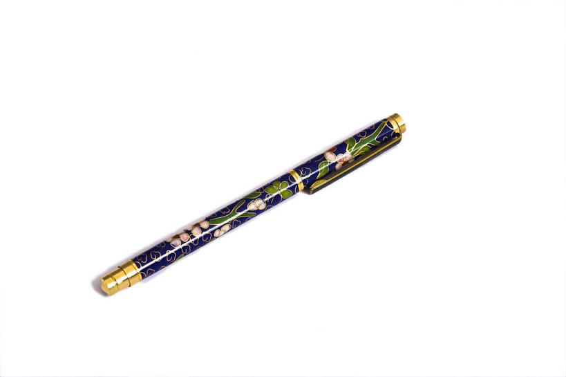 无人,横图,室内,特写,白天,白色背景,正面,静物,珐琅,装饰,笔,办公用品,钢笔,文具,学习用品,摄影,影棚,华丽,修饰,文具用品,点缀,一支,摄影棚,衬托,美观,雅致,雅观,搪瓷,景泰蓝,彩图,影棚拍摄,拍摄