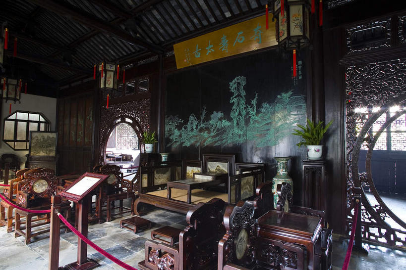 无人,栏杆,横图,室内,白天,正面,旅游,度假,名胜古迹,地板,天花板,标志建筑,地标,建筑,椅子,照明,雕塑,中国,亚洲,遗迹,艺术,装饰,标志,灯笼,雕刻,牌匾,文字,纸灯笼,字符,墙,围栏,地面,古迹,文化,文物,娱乐,标识,建设,古建筑,江苏,苏州,护栏,木地板,架子,墙壁,墙面,两个,工艺品,灯具,享受,休闲,汉字,旅游胜地,放松,纪念,支撑,照亮,美术,固定,照明设备,中文,主题,陈列,古文明,东亚,江苏省,苏州市,中华人民共和国,华东地区,苏,功能,美学,国文,华文,阊门,姑苏区,留园,彩图,挂绳礼宾杆,栏杆柱,礼宾带,礼宾杆,礼宾杆围栏,礼宾栏,礼宾绳,礼宾柱,姑苏,吴门