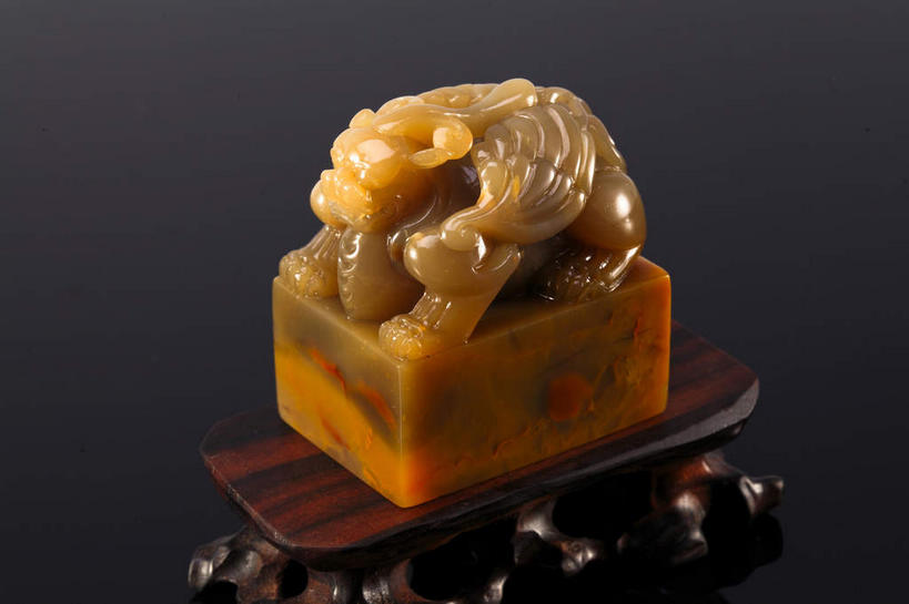无人,横图,俯视,室内,特写,白天,静物,玉,雕塑,黑色背景,艺术,装饰,纹路,雕刻,雕像,纹理,褐色,一个,工艺品,摄影,奢侈品,影棚,单个,纪念,玉器,美术,贵重,珍贵,摄影棚,主题,陈列,玉石,肌理,功能,美学,宝贵,彩图,高角度拍摄,影棚拍摄,拍摄,玉玺,官印,玺,印叫玺,国玺