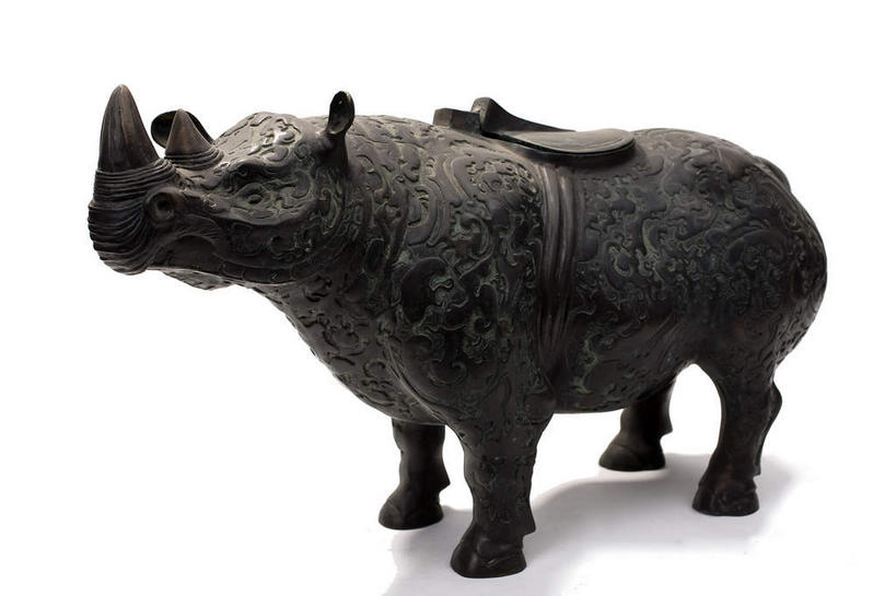 无人,横图,室内,特写,白天,白色背景,正面,静物,杯子,金属制品,金属,一个,酒杯,摄影,影棚,单个,摄影棚,樽,青铜,青铜器,彩图,全身,影棚拍摄,拍摄,青铜制品,错金银云纹青铜犀尊