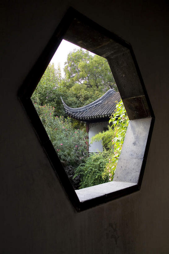 无人,竖图,室外,白天,正面,旅游,度假,名胜古迹,植物,窗户,标志建筑,地标,建筑,中国,亚洲,阴影,遗迹,光线,影子,墙,古迹,文物,娱乐,建设,古建筑,江苏,苏州,玻璃窗,墙壁,墙面,树,树木,绿色,阳光,自然,享受,休闲,旅游胜地,放松,生长,成长,古文明,东亚,江苏省,苏州市,中华人民共和国,华东地区,苏,阊门,姑苏区,留园,彩图,姑苏,吴门