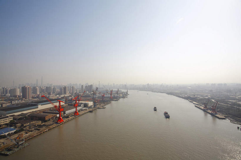 无人,工厂,高楼大厦,横图,俯视,航拍,室外,白天,度假,技术,河流,美景,水,城市风光,城市,大厦,建筑,轮船,摩天大楼,船,上海,中国,亚洲,阴影,波纹,飞溅,溅,光线,液体,影子,河水,景观,水滴,水流,云,云朵,建筑群,两艘,云彩,娱乐,设备,建设,黄浦江,水珠,施工,红色,蓝色,白云,蓝天,水纹,天空,阳光,船尾波,交通工具,波浪,天,享受,休闲,机械,起重机,景色,放松,工业,晴朗,吊机,申,工程,鸟瞰,喷洒,载具,东亚,上海市,长兴岛,中华人民共和国,沪,华东地区,崇明县,晴空,彩图,高角度拍摄,大楼,高层建筑,高楼,摩天楼,制造厂,崇明,春申江,生产工厂,江南造船厂,上海江南造船厂