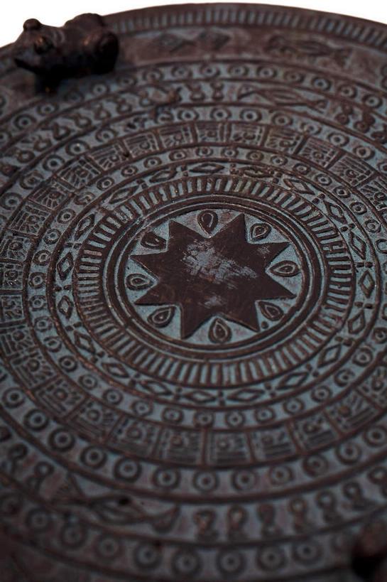 无人,竖图,俯视,室内,特写,白天,静物,金属制品,雕塑,阴影,艺术,装饰,生锈,反射,纹路,金属,雕刻,雕像,纹理,影子,鼓,乐器,古典,文化,文物,一个,工艺品,单个,古董,纪念,打击乐器,腐蚀,侵蚀,美术,古物,主题,陈列,古玩,肌理,青铜,功能,美学,青铜器,腐化,锈迹斑斑,彩图,高角度拍摄,青铜制品,铜鼓