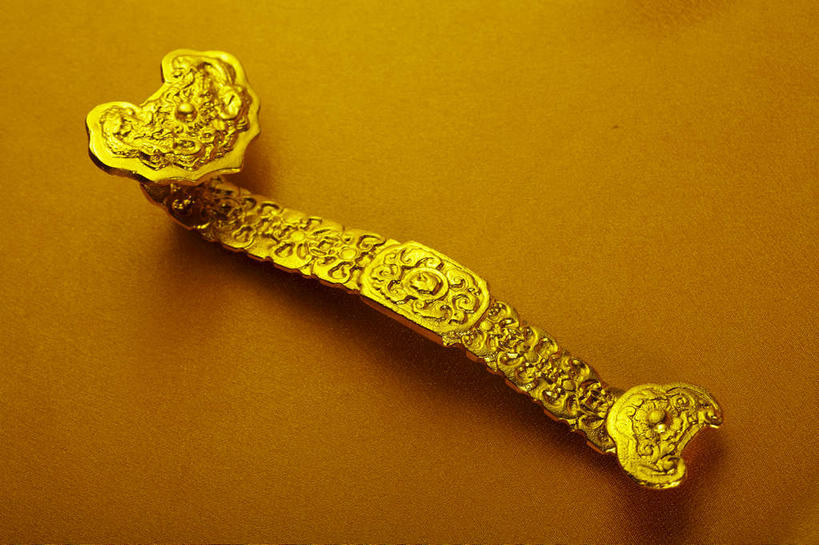 无人,横图,俯视,室内,特写,白天,背景,爱情,奢侈,幸福,桌子,静物,玉,珠宝,阴影,反射,纹路,金属,纹理,影子,黄金,一个,摄影,奢侈品,影棚,单个,昂贵,玉器,吉祥,贵重,珍贵,摄影棚,坚定,玉石,信念,如意,肌理,贵金属,约定,宝贵,彩图,高角度拍摄,影棚拍摄,拍摄,玉如意,金子