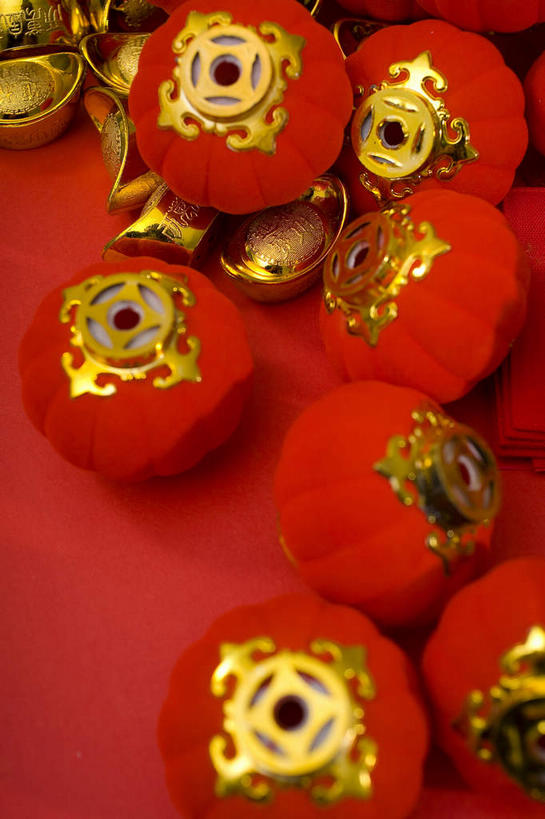 无人,竖图,俯视,室内,特写,白天,钱,静物,照明,春节,一堆,许多,堆叠,堆积,节日,庆祝,灯笼,钱币,纸灯笼,很多,文化,红色,灯具,庆典,金色,金融,金元宝,经济,纪念,堆,照亮,照明设备,流通,贸易,货币,金币,彩图,高角度拍摄,元宝