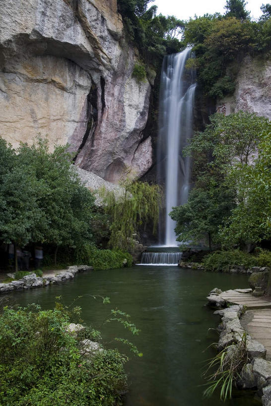 无人,竖图,室外,白天,正面,旅游,度假,河流,石头,美景,瀑布,树林,水,植物,中国,亚洲,许多,飞溅,溅,石子,液体,河水,景观,水滴,水流,悬崖,很多,娱乐,浙江,水珠,树,树木,浙江省,绿色,天空,自然,天,享受,休闲,景色,放松,生长,成长,喷洒,自然风光,东亚,绍兴,柯岩,中华人民共和国,华东地区,浙,绝壁,绍兴市,跌水,石块,岩石,彩图,柯岩风景区,绍兴柯岩风景区,鲁镇