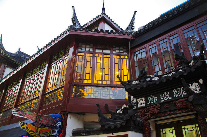 无人,餐厅,横图,室外,白天,仰视,旅游,度假,窗户,标志建筑,地标,建筑,雕塑,上海,中国,亚洲,一块,吊挂,悬挂,阴影,艺术,装饰,光线,标志,雕刻,牌匾,瓦片,文字,影子,字符,墙,屋檐,挂,文化,娱乐,标识,建设,檐,玻璃窗,墙壁,墙面,天空,阳光,工艺品,豫园,天,享受,休闲,汉字,旅游胜地,放松,纪念,美术,申,中文,主题,陈列,黄浦区,东亚,上海市,中华人民共和国,沪,华东地区,功能,美学,国文,华文,彩图,低角度拍摄,餐馆,饭店,饭馆,飞檐,绿波廊