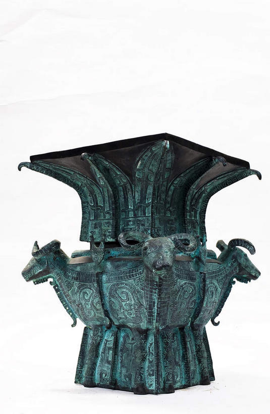 无人,竖图,室内,特写,白天,白色背景,正面,羊,静物,杯子,金属制品,雕塑,艺术,装饰,生锈,金属,雕刻,雕像,古典,文化,文物,一个,动物,酒杯,工艺品,家畜,摄影,牲畜,影棚,单个,古董,纪念,腐蚀,侵蚀,美术,古物,摄影棚,樽,主题,陈列,古玩,青铜,功能,美学,青铜器,腐化,锈迹斑斑,绵羊,彩图,影棚拍摄,拍摄,青铜制品,羊尊