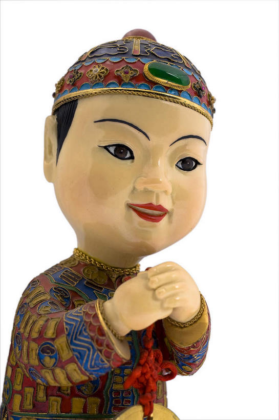 东方人,儿童,一个人,无人,站,笑,微笑,露齿笑,竖图,室内,特写,白天,白色背景,正面,民族服装,纯洁,静物,帽子,珐琅,雕塑,亚洲,仅一个男性,仅一个人,艺术,装饰,雕刻,雕像,祝福,注视,黄种人,两个,小孩,工艺品,观察,看,手势,站着,仅一个小孩,恭喜,可爱,童年,童趣,摄影,影棚,观看,纪念,礼节,华丽,修饰,美术,点缀,察看,关注,摄影棚,祝贺,主题,礼仪,陈列,童真,祝愿,烂漫,无邪,作揖,拱手,功能,美学,无边帽,衬托,美观,雅致,雅观,尊敬,恭敬,寒暄,恭贺,同喜,搪瓷,天真,男孩,男人,男性,亚洲人,孩子,景泰蓝,站立,半身,彩图,影棚拍摄,传统服装,民俗服,拍摄,唐装,男生,打手势