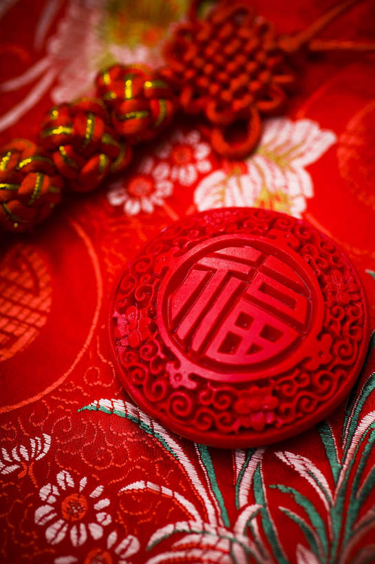 无人,竖图,俯视,室内,特写,白天,静物,艺术,装饰,木制,手工艺品,文化,装饰品,一个,红色,木制品,装饰物,工艺品,中国结,单个,华丽,修饰,点缀,高雅,饰物,自信心,品位,衬托,美观,雅致,雅观,彩图,高角度拍摄