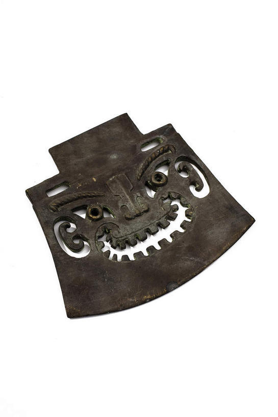 无人,竖图,俯视,室内,特写,白天,白色背景,竞争,静物,金属制品,对抗,冲突,金属,工具,破坏,一个,武器,战争,摄影,影棚,单个,损坏,攻击,威胁,对立,矛盾,摄影棚,兵器,斧头,防御,青铜,敌对,挫败,斗争,抗拒,抗衡,杀伤,威慑,斧子,青铜器,危险,彩图,高角度拍摄,影棚拍摄,拍摄,青铜制品,酗亚钺,戉,钺