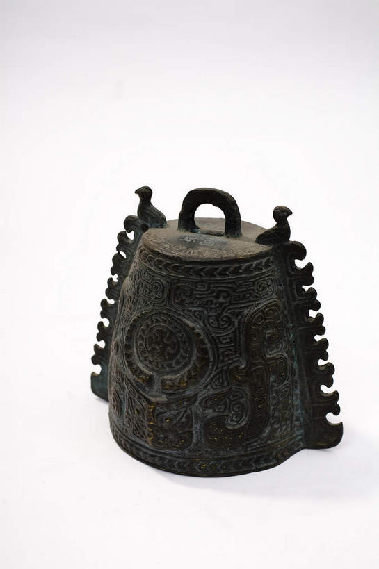 无人,竖图,俯视,室内,特写,白天,静物,金属制品,灰色背景,金属,乐器,一个,摄影,影棚,单个,打击乐器,摄影棚,编钟,青铜,青铜器,彩图,高角度拍摄,影棚拍摄,拍摄,青铜制品