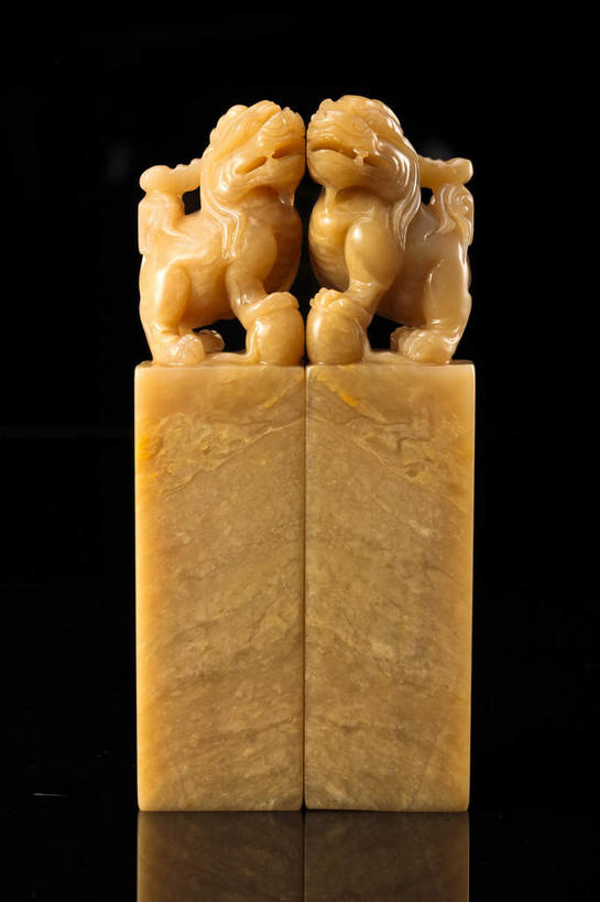 无人,竖图,室内,特写,白天,正面,静物,玉,雕塑,黑色背景,艺术,装饰,纹路,雕刻,雕像,纹理,褐色,一个,工艺品,摄影,奢侈品,影棚,单个,纪念,玉器,美术,贵重,珍贵,摄影棚,主题,陈列,玉石,肌理,功能,美学,宝贵,彩图,影棚拍摄,拍摄,玉玺,官印,玺,印叫玺,国玺